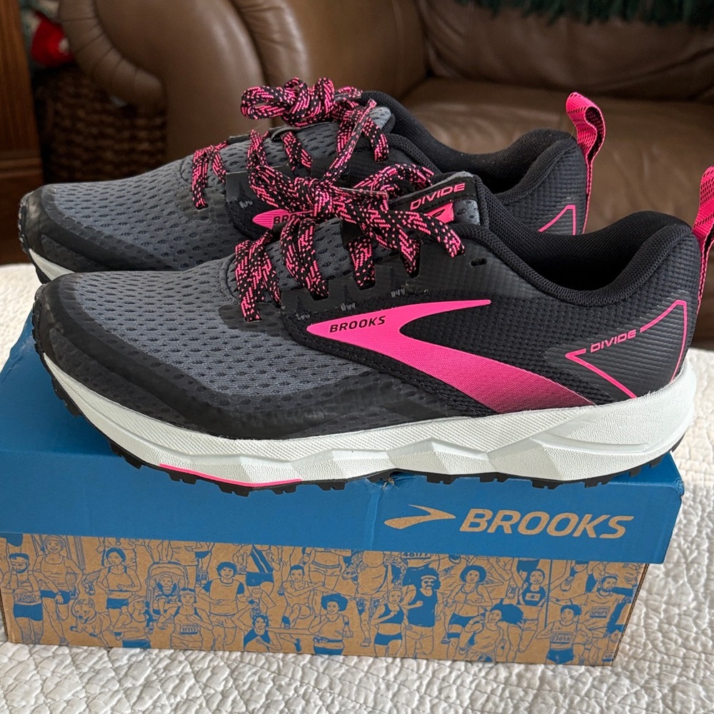 Brooks Divide Women's Gray and Pink Athletic Shoes